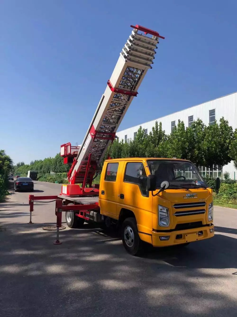 芦山附近的云梯车出租服务：轻松解决高空作业需求