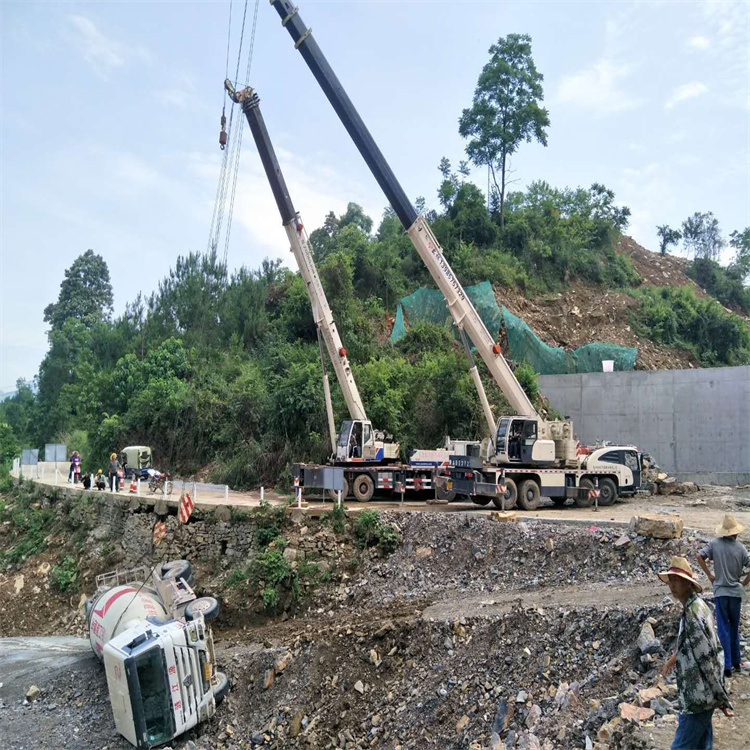 芦山汽车掉沟里叫吊车救援要多少钱